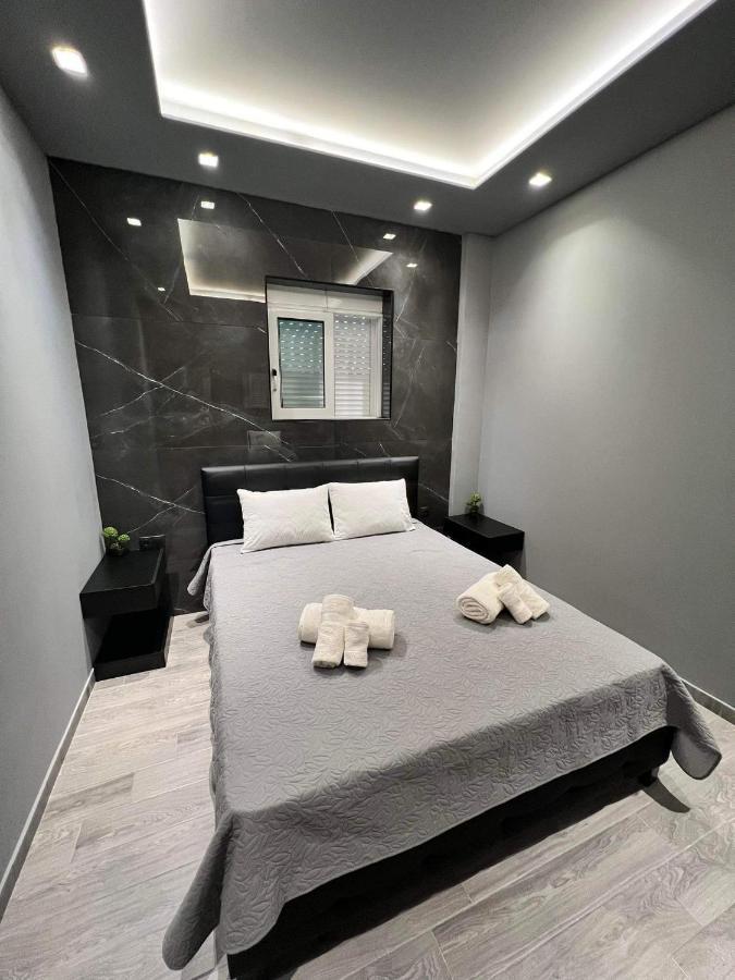 Luxury Black And White Interior Apartments Каламата Экстерьер фото